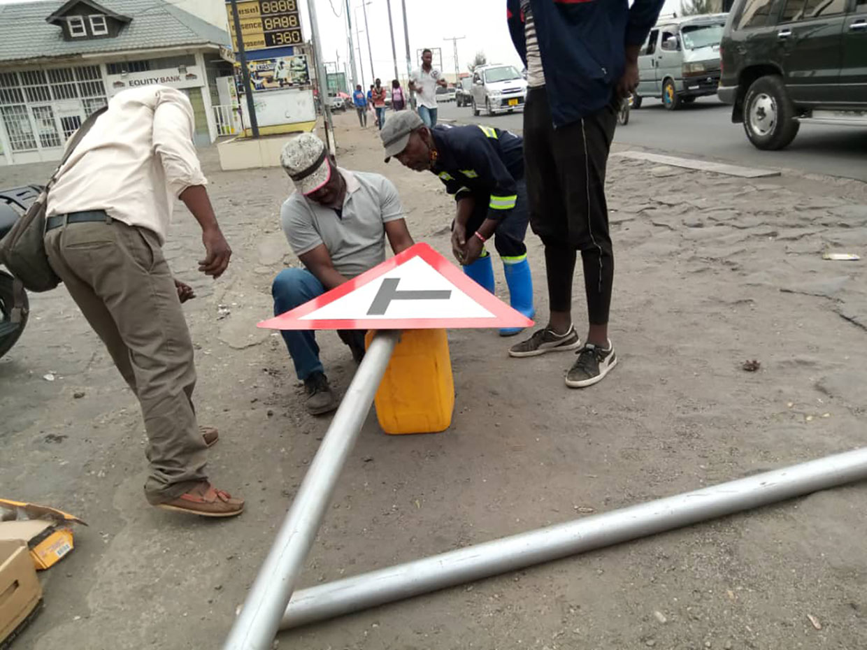 Installation des panneaux de signalisation routière à Goma